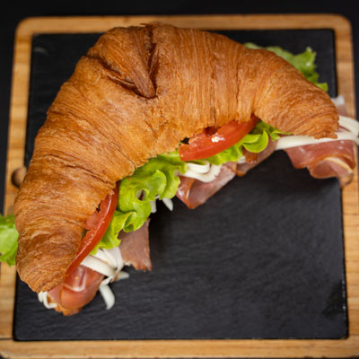 Kroasan-pršuta-1