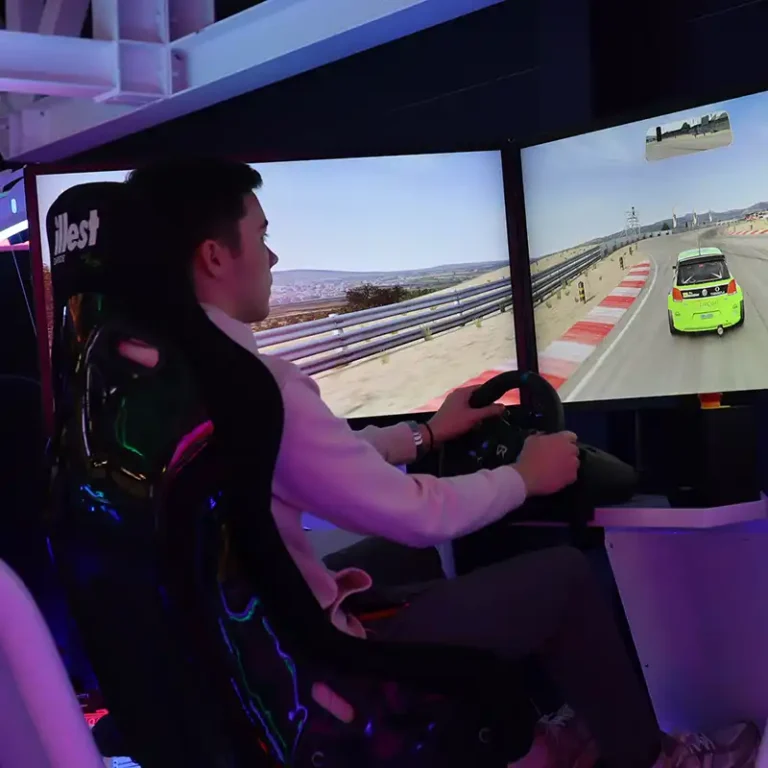 Simulator vožnje sa panoramskim ekranima u Amper igraonici u Šapcu