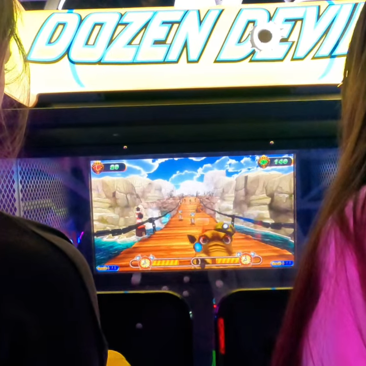 Dozen Devil je interaktivna dečija mašina za pucanje loptama sa 3D VR displejem